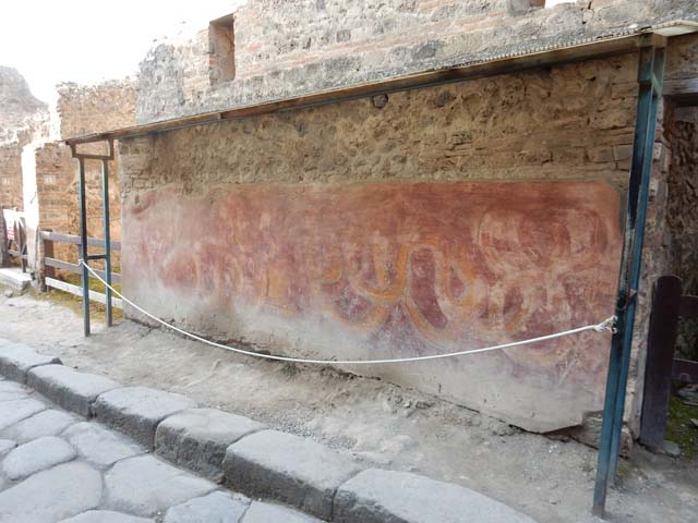 VII.11.13 Pompeii. December 2005. Painted street shrine on outside wall.