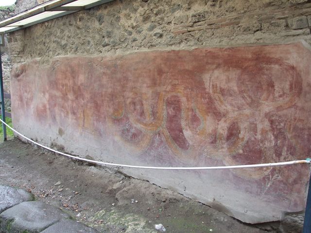 VII.11.13 Pompeii. May 2015. Painted street shrine on outside wall. Photo courtesy of Buzz Ferebee.