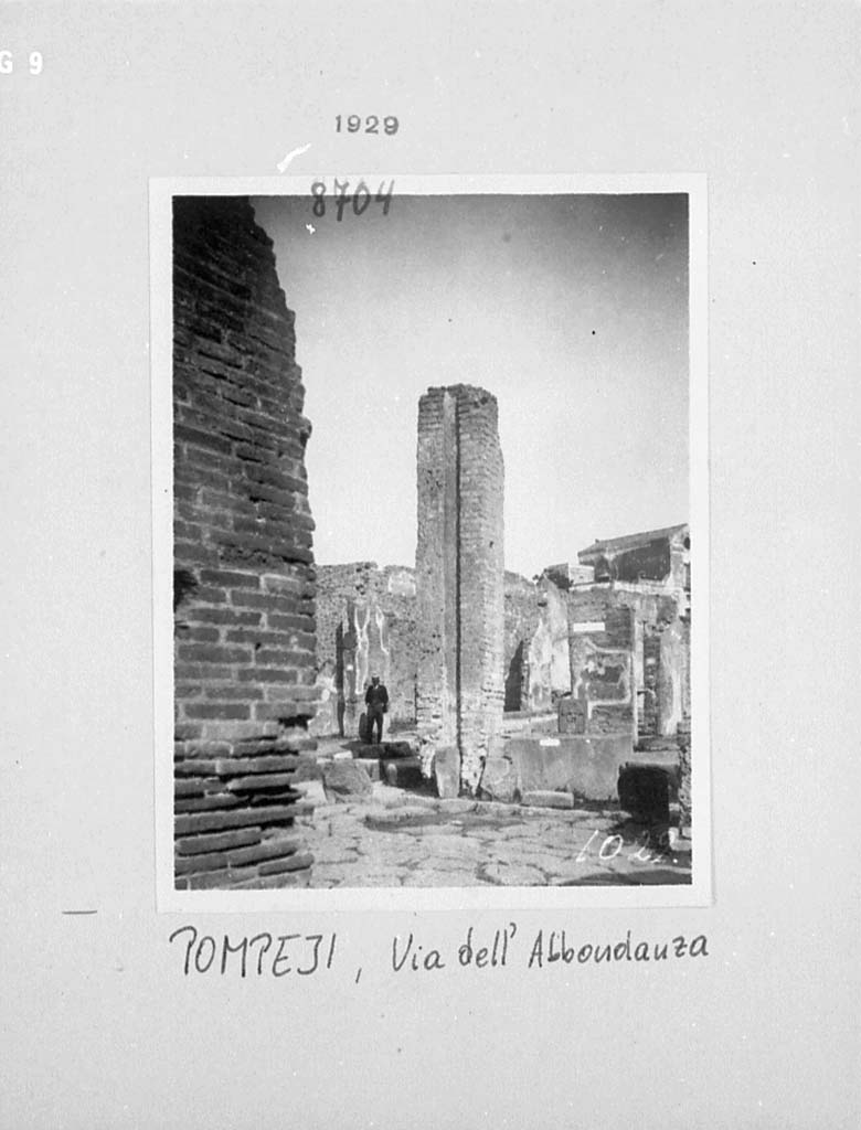 Fountain outside I.4.15 on Via Stabiana. 1929. Looking north-east across crossroads of Holconius. 
Photo by Tatiana Warscher. 
DAIR 29.8704. Photo  Deutsches Archologisches Institut, Abteilung Rom, Arkiv. 
