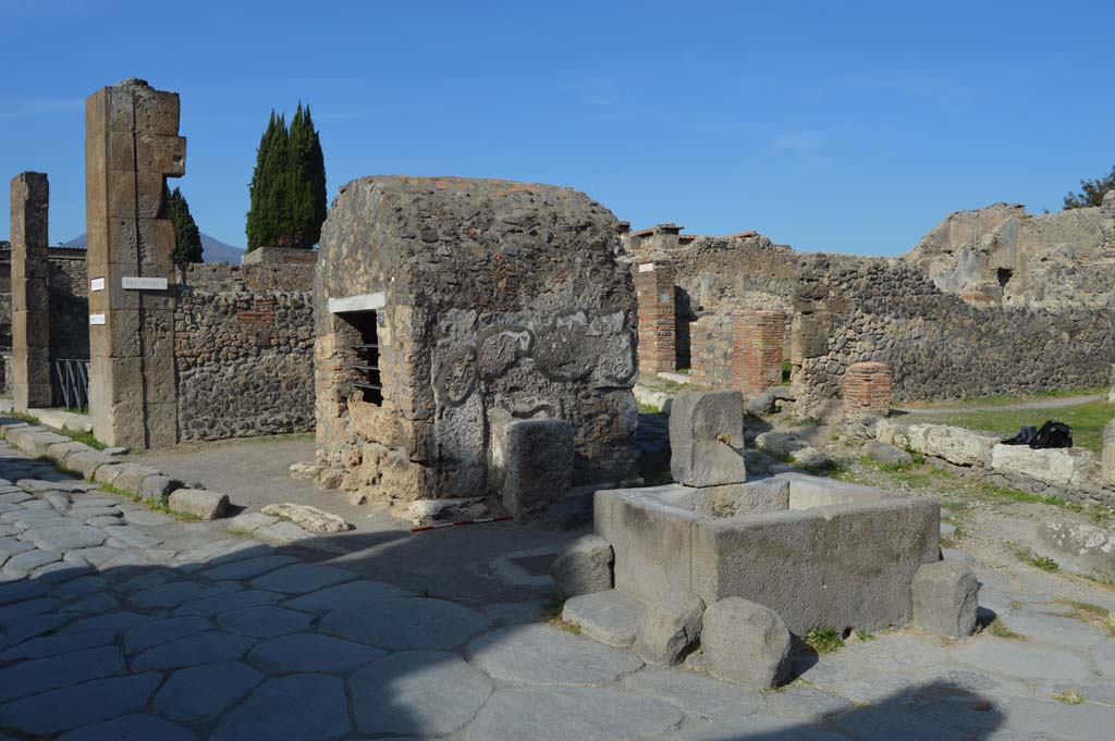 Pompeii Fountain at VI.1.19, October 2017. 
Looking north-east on Via Consolare, towards well, street shrine and fountain, at junction with Vicolo di Narciso.
Foto Taylor Lauritsen, ERC Grant 681269 DCOR.


