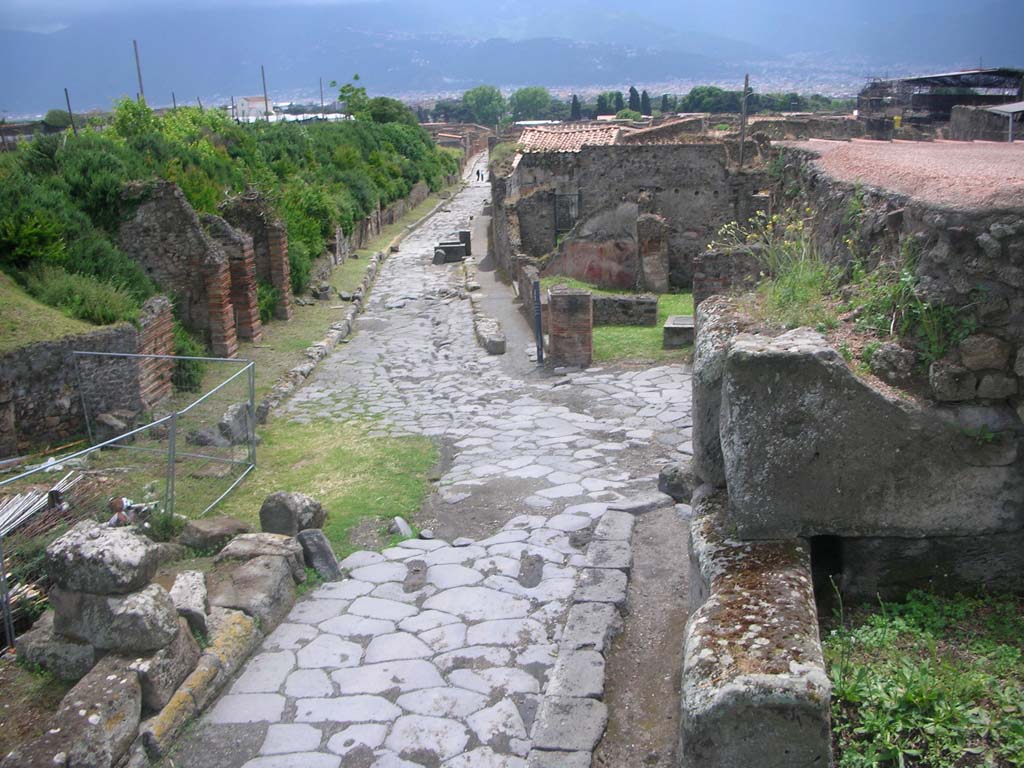 Vesuvian Gate, Pompeii. May 2010. 
Looking from upper area towards south end of gate and Via di Vesuvio, with Castellum Aquae, on right. Photo courtesy of Ivo van der Graaff.
