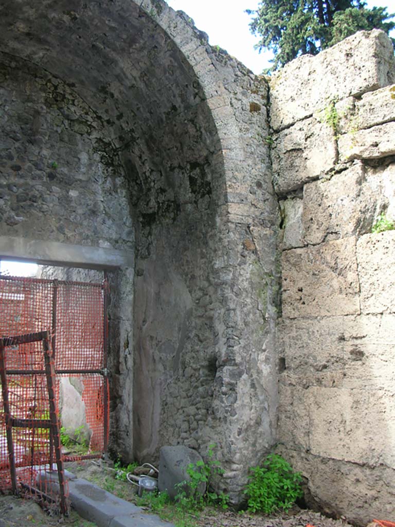 Porta Stabia, Pompeii. May 2010. East wall of gate at north end. Photo courtesy of Ivo van der Graaff.

