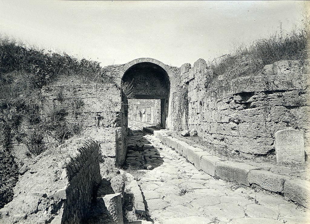 Pompeii Porta di Stabia or Stabian Gate. 1898. Looking north through gate from outside the city. 
Looking north past the Cippus of L. Avianius Flaccus and Q. Spedius Firmus. 
Photo courtesy of British School at Rome Digital Collections. Peter Paul Mackey Collection: PPM[PHP]-07-0753.
See Photo on BSR Digital Collections

