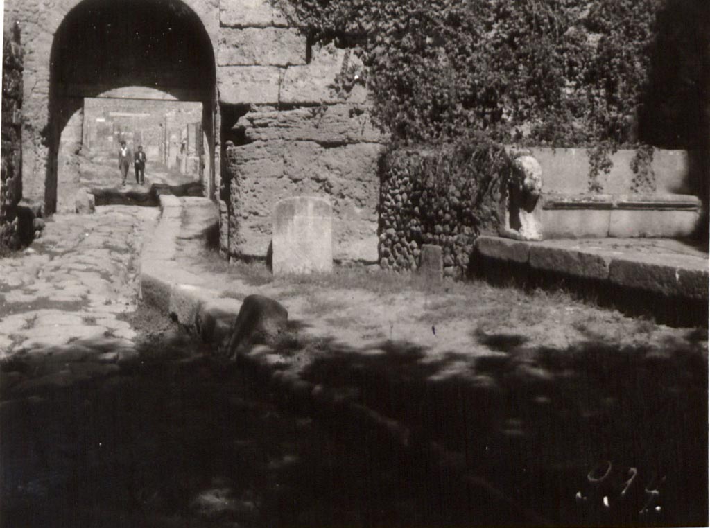 Pompeii Stabian Gate. Photograph c. 1936 by Tatiana Warscher.
Looking north past the Cippus of L. Avianius Flaccus and Q. Spedius Firmus to the Porta Stabia.
See Warscher T., 1936. Codex Topographicus Pompeianus Regio I.1, I.5. Rome: DAIR. No. 1.
