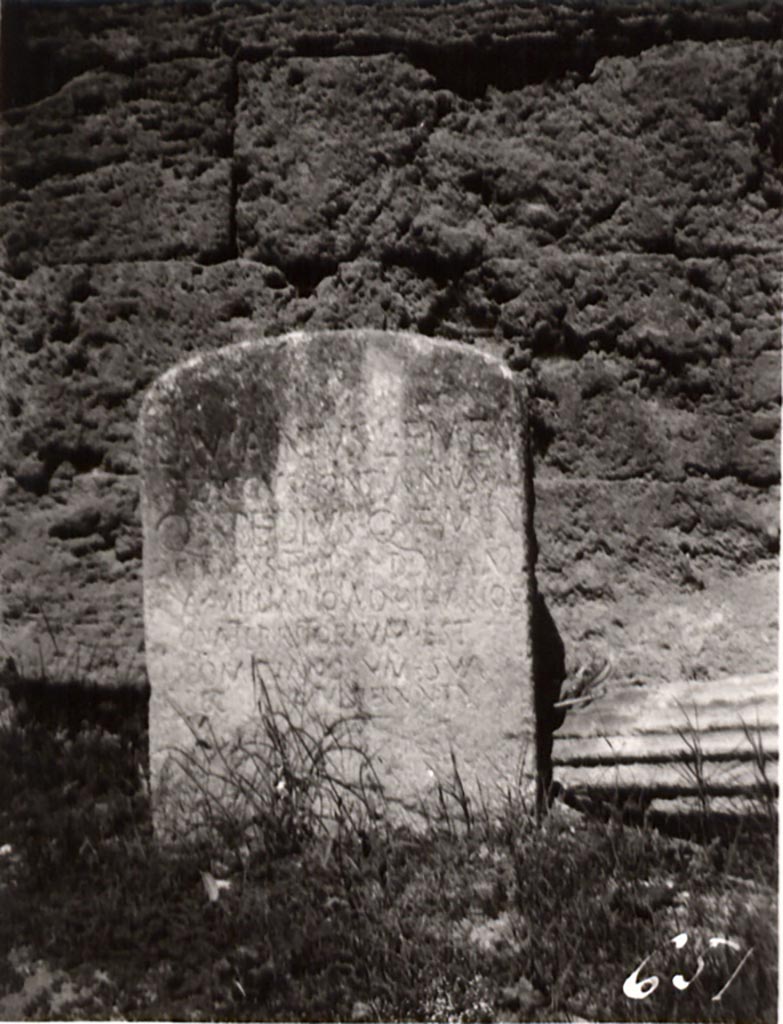 Pompeii Stabian Gate. Photograph c. 1936 by Tatiana Warscher.
Cippus of L. Avianius Flaccus and Q. Spedius Firmus.
See Warscher T., 1936. Codex Topographicus Pompeianus Regio I.1, I.5. Rome: DAIR. No. 2.
