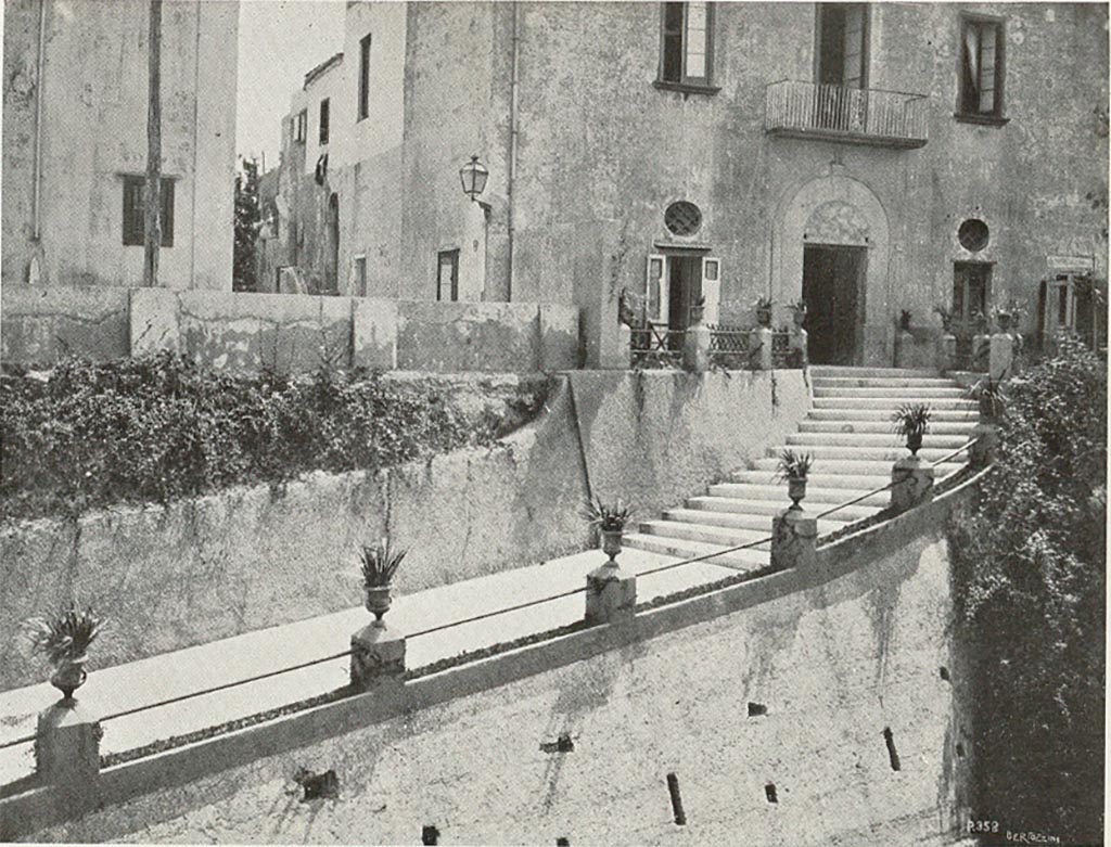 Porta Stabiana, c.1907-8. Photograph titled “Nuova entrata dalla porta Stabiana.”
Looking south along sloping ramp with pillars and vases, up the 15 steps, towards the new entrance at the Stabian Gate.
See Sogliano, A. (1908). Dei lavori eseguiti in Pompei dal 1 Aprile 1907 a tutto Giugno 1908. (fig.8).
“Already a comfortable and wide staircase of 15 steps, with a lithostrotom [paved with stones] floor arranged in a turn, followed by a gently sloping ramp flanked by small pillars, which support vases with plants, invite the visitors to descend from the level of the ancient provincial road to that of the Via Publica with Scholae through which you enter the Stabian Gate.
Entering the city through this gate, the visitor has before him the whole of the Via Stabiana 800 metres long, no longer interrupted by the embankment that formed the vault of the Sarno Canal under it, which was given a deeper bed with the siphon, of which I have spoken another time.
The slope of the road, which climbs from the Stabian Gate to that of Vesuvius, immediately gives an idea of the elevation profile of the hill on which Pompeii is located, from the highest point to the lowest, which is the threshold of Porta Stabiana.”
