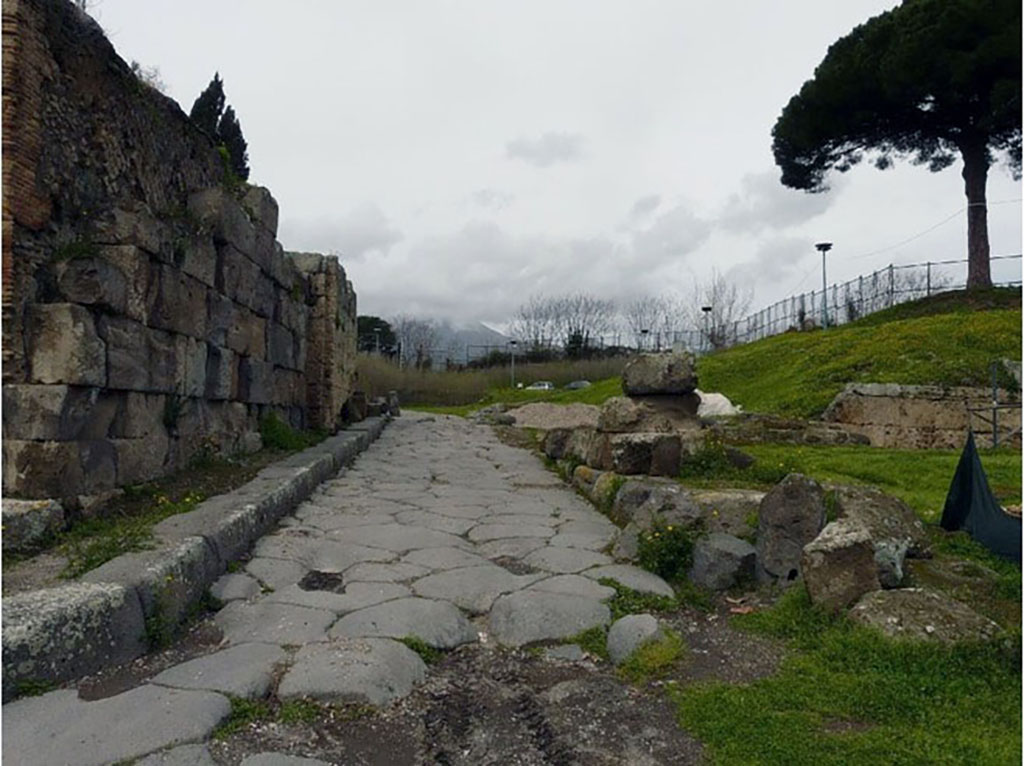 Pompeii Porta del Vesuvio. June 2012. Looking north through gate from south end.