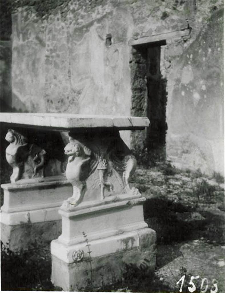 1.2.6 Pompeii. 1935 photo taken by Tatiana Warscher. Looking north-east across atrium towards small doorway into portico of peristyle. On the south side of the table, a cornucopia can be seen.
See Warscher T., 1935. Codex Topographicus Pompeianus: Regio I.2. (no.16), Rome:DAIR, whose copyright it remains.
