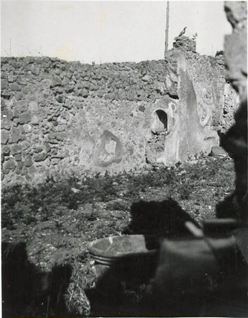 I.2.16 Pompeii. 1935 photo taken by Tatiana Warscher.  Looking north-west across garden area.
See Warscher T., 1935. Codex Topographicus Pompeianus: Regio I.2. (no.24), Rome: DAIR, whose copyright it remains.
