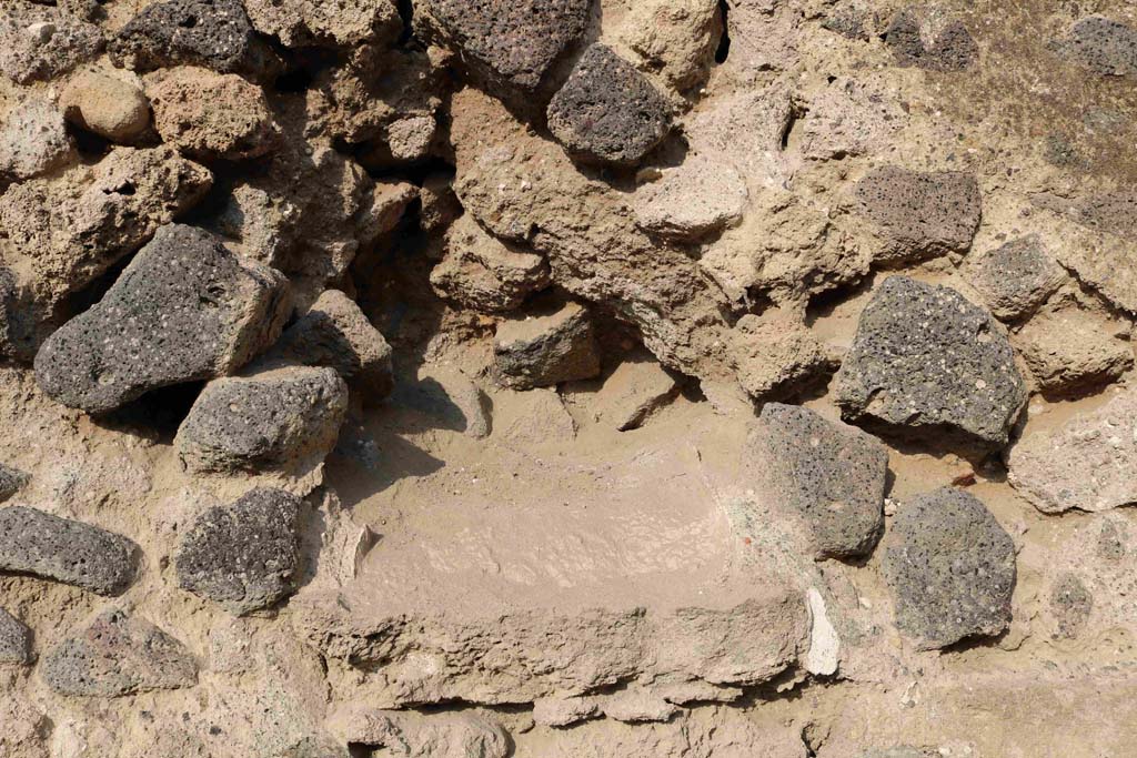 I.2.23 Pompeii. September 2018. East wall of entrance area, with niche. Photo courtesy of Aude Durand.

