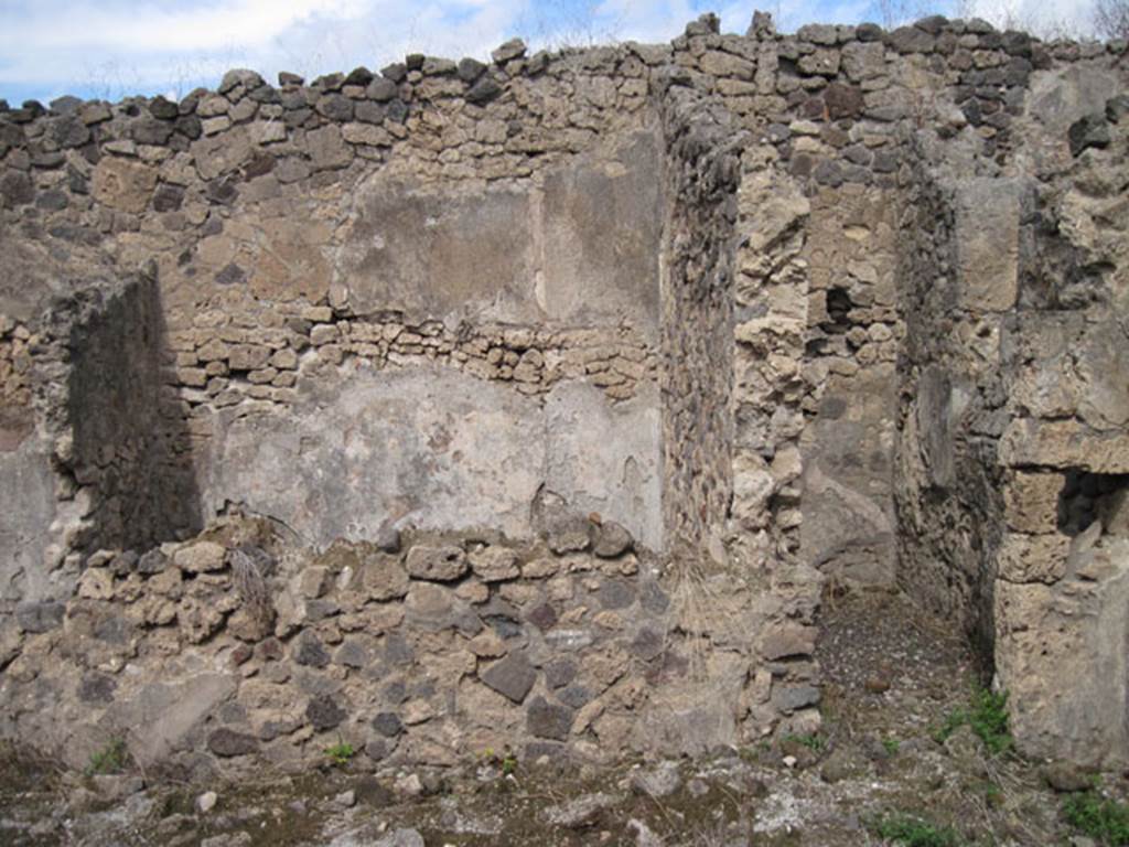 I.3.8b Pompeii. September 2010. North wall of tablinum. On the left can be seen the room in north-east corner of peristyle above the remains of its wall. On the right can be seen a doorway into a small room, with a window in its east wall. Fiorelli described these rooms as lapotheca (small storeroom?), with another one at its rear. See Pappalardo, U., 2001. La Descrizione di Pompei per Giuseppe Fiorelli (1875). Napoli: Massa Editore. (p.39)
Photo courtesy of Drew Baker.
