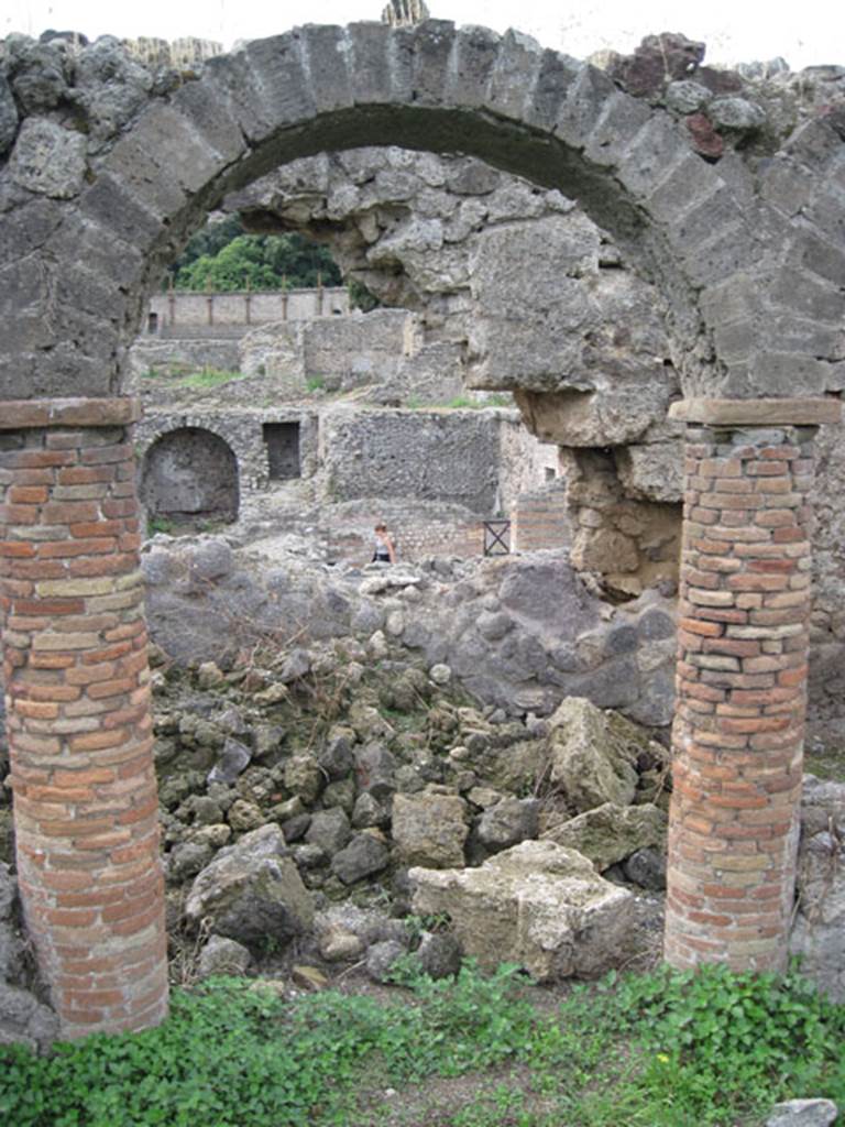 I.3.8b Pompeii. September 2010. Detail of central arch. Photo courtesy of Drew Baker.
