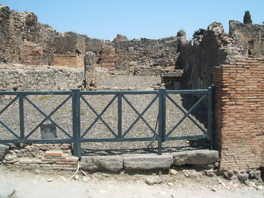 I.3.9 Pompeii. May 2005. Entrance, looking east from Via Stabiana into large shop room.