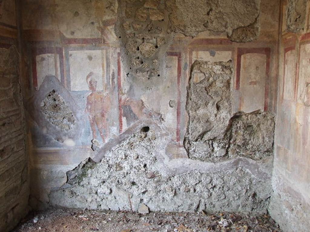I.3.25 Pompeii. December 2006. Oecus, east wall. To the right of the centre panel was a painting of a warrior, which was similar to the one on the left. It was stolen in 1977.
See Schefold, K., 1962. Vergessenes Pompeji. Bern: Francke. (p. 126 T: 91 for east and south walls).
By 1981, at least one of the paintings from the east wall had been recovered. This would have been located in the upper south-east corner above the stolen painting to the right of the centre panel. It was of a figure, which can be seen in Schefolds picture 91, and also
see Pompei 1748-1980, I tempi della documentazione, catalogue of the 1981-2 exhibition, (p.72, figs 32 and 33).
See Schefold, K., 1962. Vergessenes Pompeji. Bern: Francke. (p. 126 T: 91).
