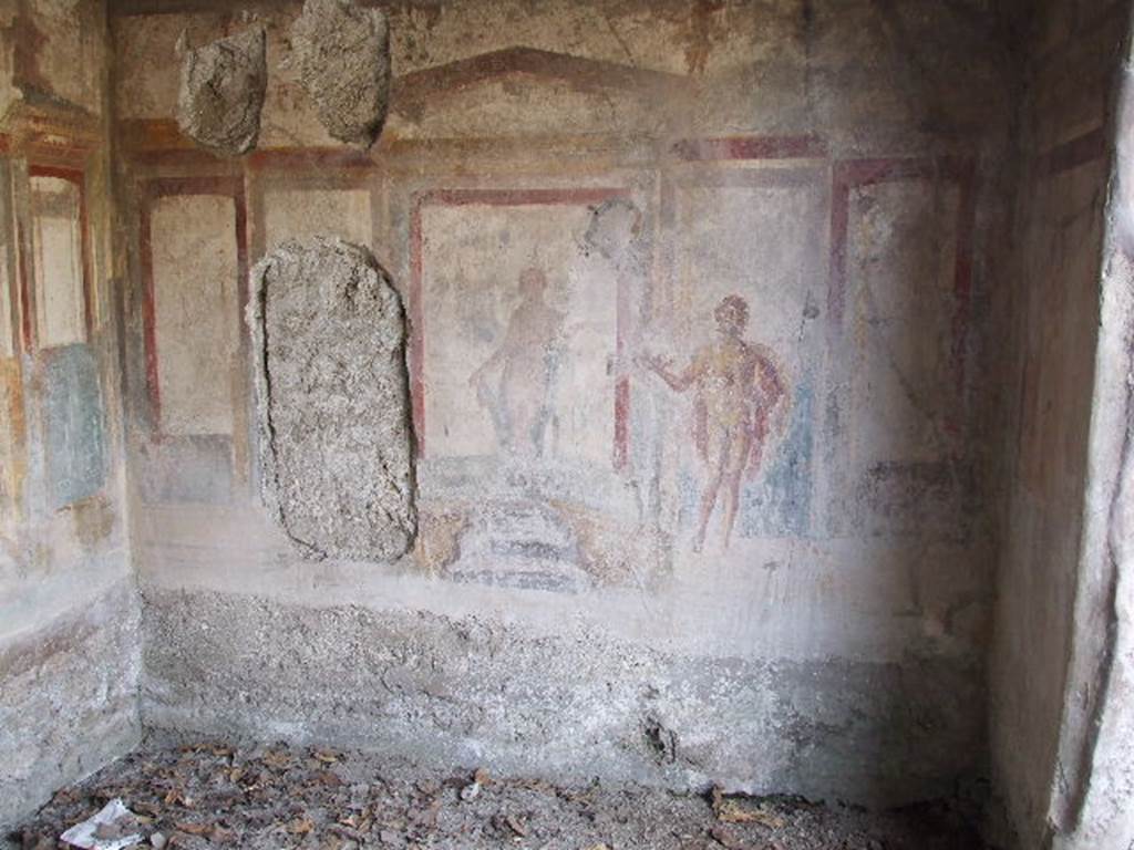I.3.25 Pompeii. December 2006. West wall. Painting of Aphrodite, warrior and naked youth.
In the missing plaster gaps were paintings of a warrior and, above that, of two deities, one kneeling (Egyptian?). These were stolen in 1977. See Schefold, K., 1962. Vergessenes Pompeji. Bern: Francke. (p. 126 T: 90,2).
