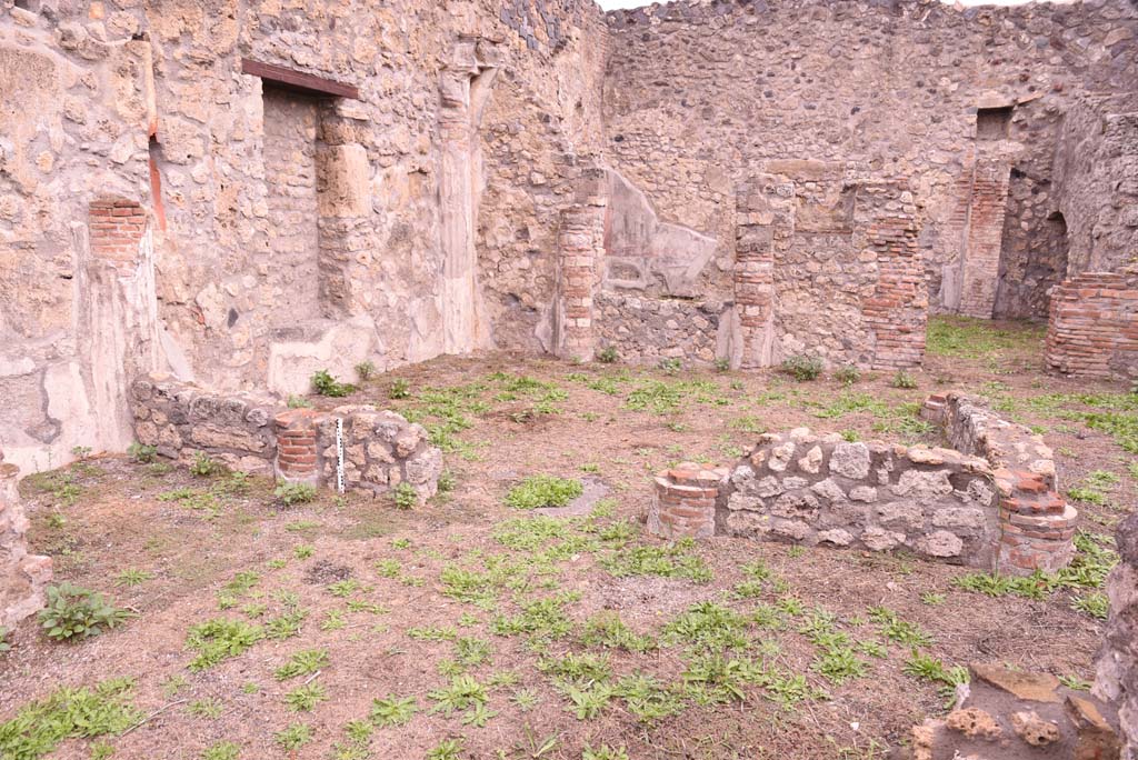 I.4.2 Pompeii. October 2019. Looking north from tablinum across portico to garden area, with doorway to triclinium, on right.
Foto Tobias Busen, ERC Grant 681269 DCOR.
