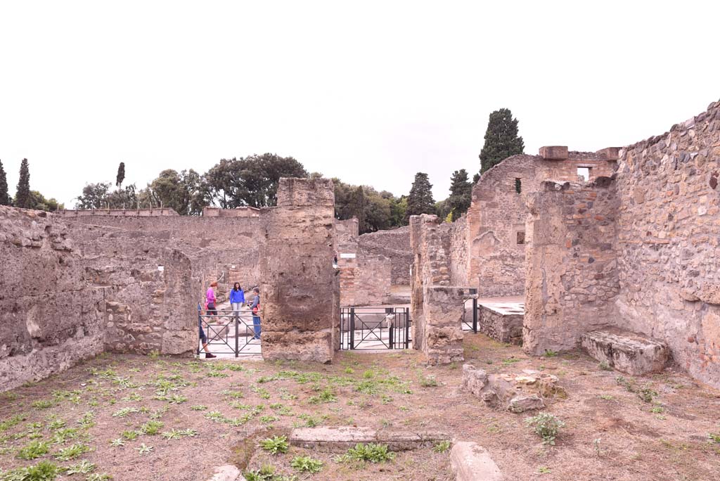 I.4.2 Pompeii. October 2019. Looking west across impluvium in atrium, towards entrance doorway, in centre.
Foto Tobias Busen, ERC Grant 681269 DCOR.


