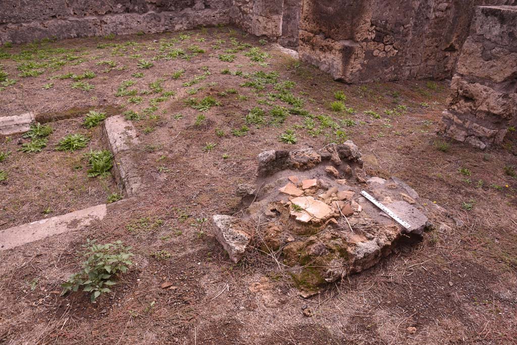 I.4.2 Pompeii. October 2019. Looking south across west end of atrium, with impluvium and hearth.
Foto Tobias Busen, ERC Grant 681269 DCOR.

