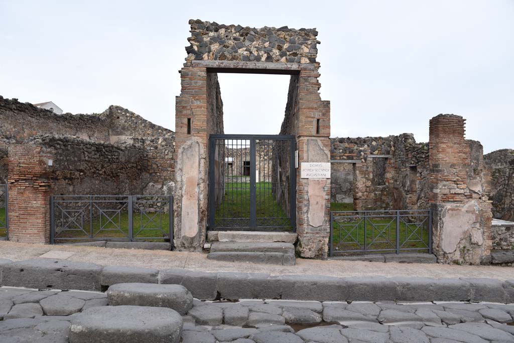 I.4.4 Pompeii, on right. March 2018. Looking towards entrance doorway on south side of I.4.5, in centre.
Foto Tobias Busen, ERC Grant 681269 DCOR
