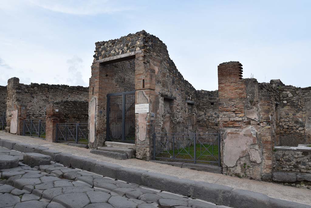 I.4.4 Pompeii, centre right. March 2018. Looking towards north wall and entrance doorway on south side of I.4.5, in centre.
Foto Tobias Busen, ERC Grant 681269 DCOR
