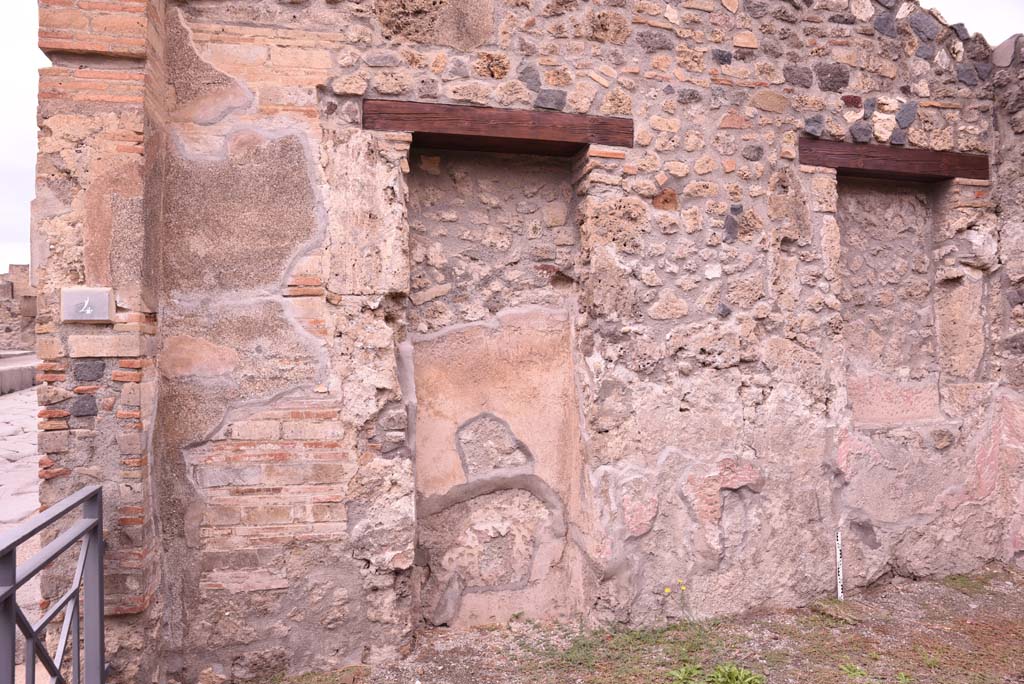 I.4.4 Pompeii. October 2019. North wall with two niche/recesses.
Foto Tobias Busen, ERC Grant 681269 DCOR.
