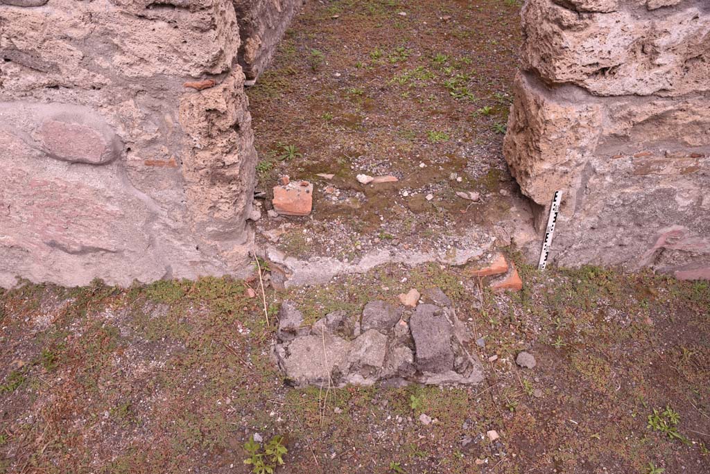 I.4.4 Pompeii. October 2019. Detail of threshold/step into rear room.
Foto Tobias Busen, ERC Grant 681269 DCOR.
