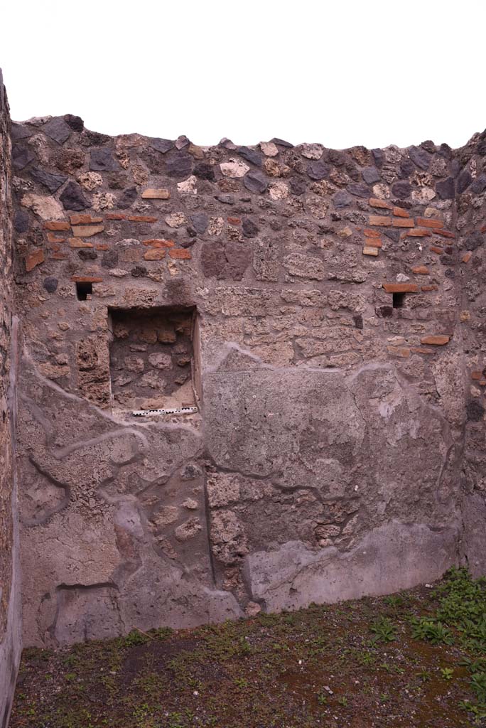I.4.4 Pompeii. October 2019. East wall of rear room, with niche.
Foto Tobias Busen, ERC Grant 681269 DCOR.
