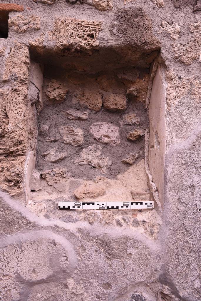 I.4.4 Pompeii. October 2019. Detail of niche in east wall of rear room.
Foto Tobias Busen, ERC Grant 681269 DCOR.
