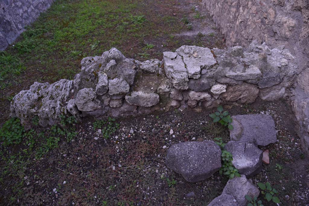 I.4.6 Pompeii. October 2019. Dividing west wall from rear room, (lower), into shop room (upper).
Foto Tobias Busen, ERC Grant 681269 DCOR.

