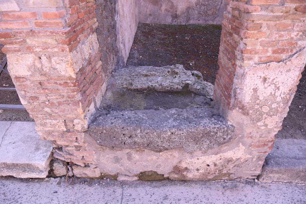 I.4.21 Pompeii. October 2019. Looking south from Via dellAbbondanza, towards detail of base of steps.
Foto Tobias Busen, ERC Grant 681269 DCOR
