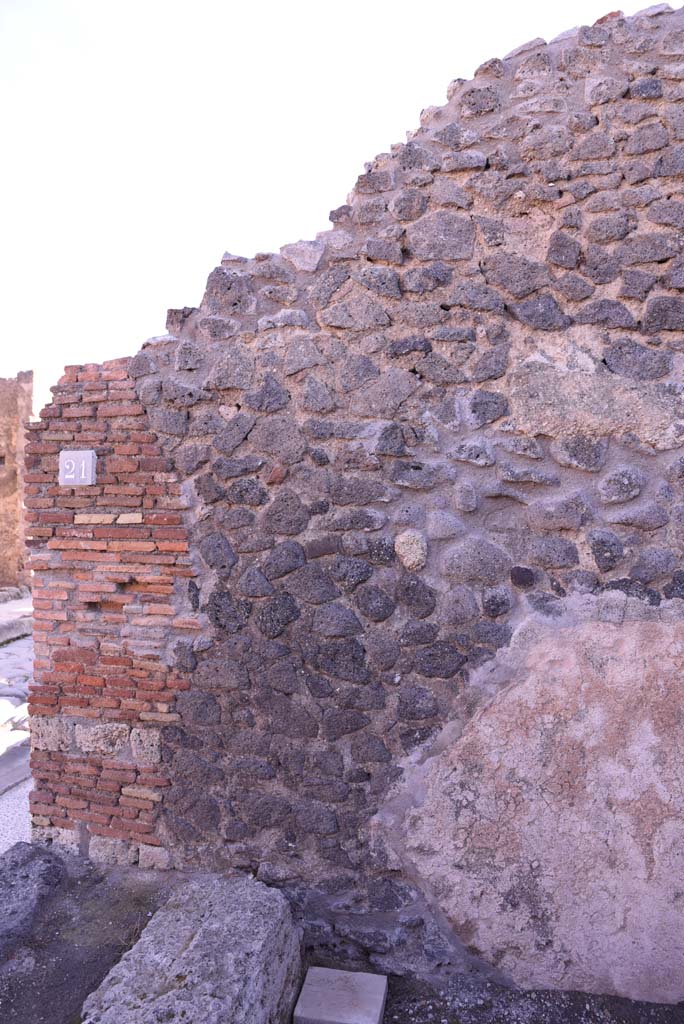 I.4.21/20 Pompeii. October 2019. North end of east wall of steps to upper floor.
Foto Tobias Busen, ERC Grant 681269 DCOR.
