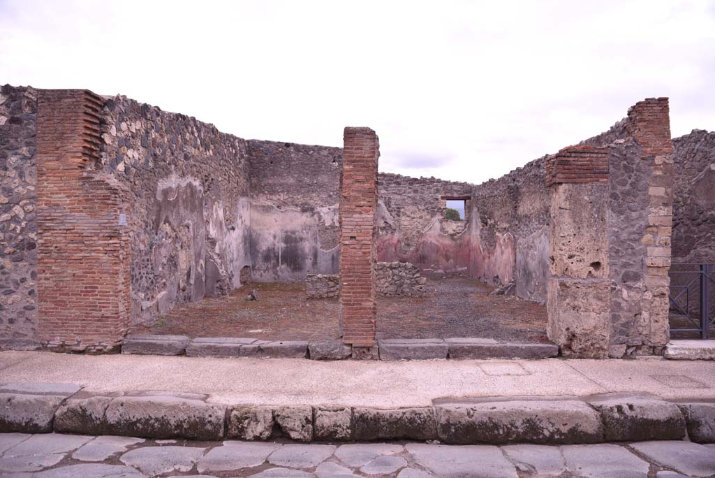 I.4.24, on left, and I.4.23, on right, Pompeii. October 2019. Looking south to entrance doorways.
Foto Tobias Busen, ERC Grant 681269 DCOR.
