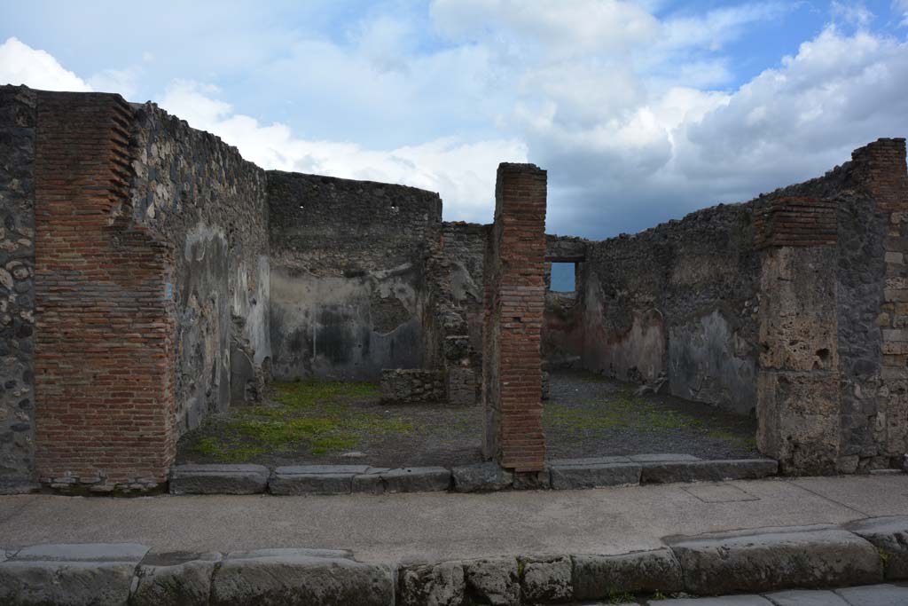 I.4.24, on left, and I.4.23, on right, Pompeii. May 2019. Looking south to entrance doorways.
Foto Tobias Busen, ERC Grant 681269 DCOR.
