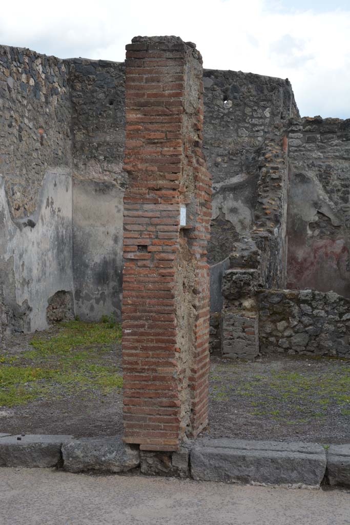 I.4.23 Pompeii. May 2019. 
Looking south to dividing pilaster between I.4.24, on left, and I.4.23, on right.
Foto Tobias Busen, ERC Grant 681269 DCOR.
