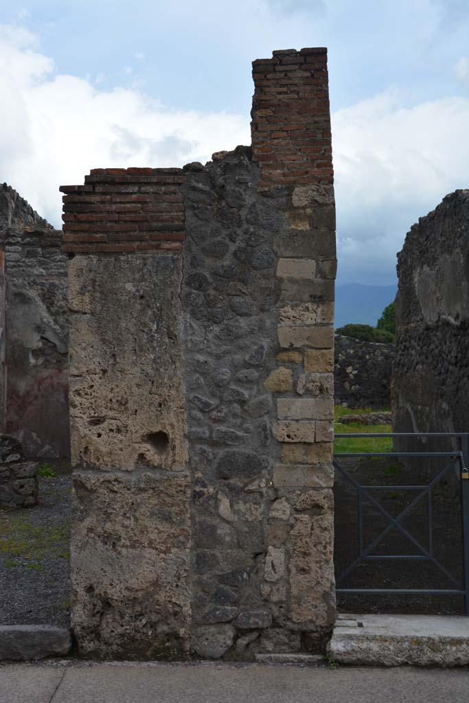 I.4.23, on left, Pompeii. May 2019. 
Looking south to front faade between doorways with I.4.22, on right.
Foto Tobias Busen, ERC Grant 681269 DCOR.

