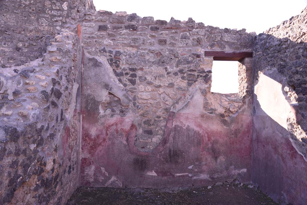I.4.23 Pompeii. October 2019. South wall of rear room with window into atrium of I.4.22.
Foto Tobias Busen, ERC Grant 681269 DCOR.


