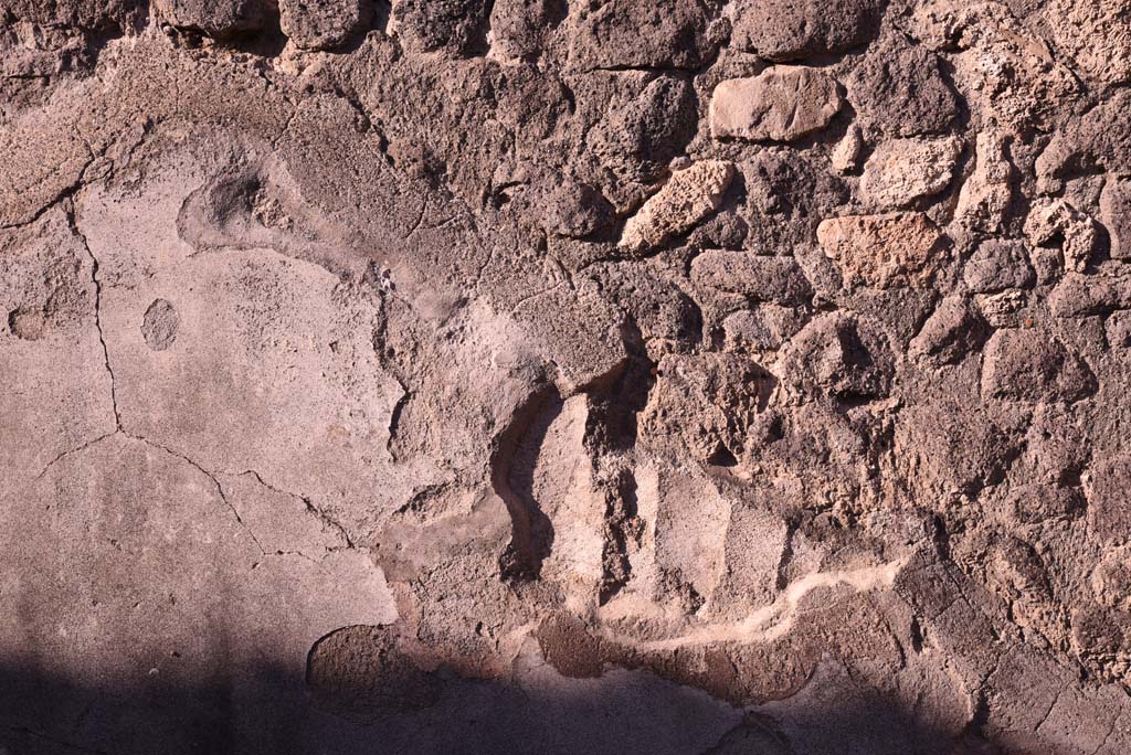 I.4.23 Pompeii. October 2019. West wall of shop-room, detail of stucco.
Foto Tobias Busen, ERC Grant 681269 DCOR.
