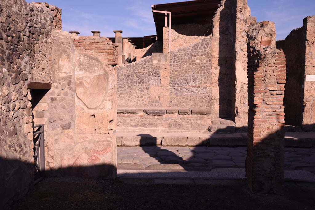 I.4.23 Pompeii. October 2019. Looking north from shop-room across Via dellAbbondanza.
Foto Tobias Busen, ERC Grant 681269 DCOR.

