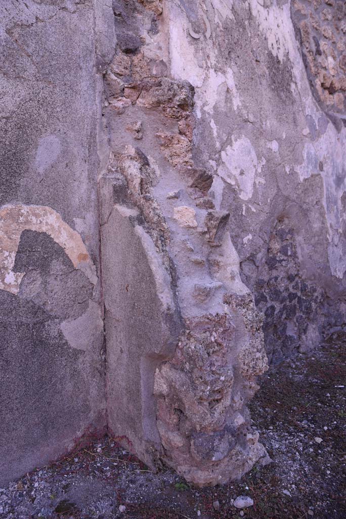 I.4.24 Pompeii. October 2019. 
Remaining east side of south wall of dividing wall between shop and rear room.
Foto Tobias Busen, ERC Grant 681269 DCOR.
