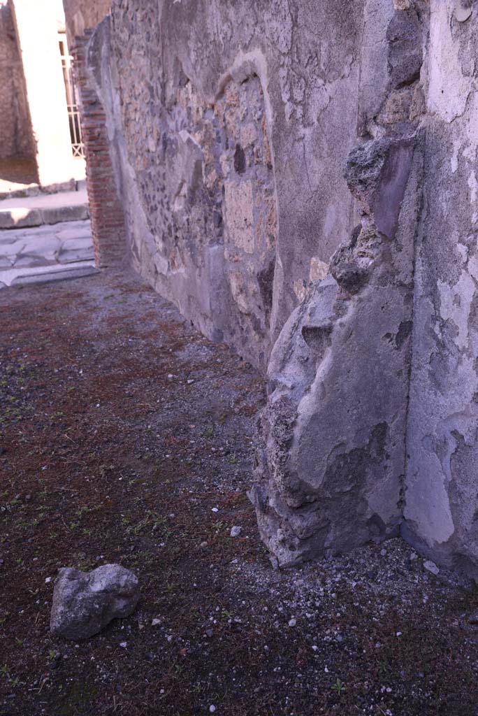 I.4.24 Pompeii. October 2019. Looking north along east wall from rear room into shop-room.
Foto Tobias Busen, ERC Grant 681269 DCOR.

