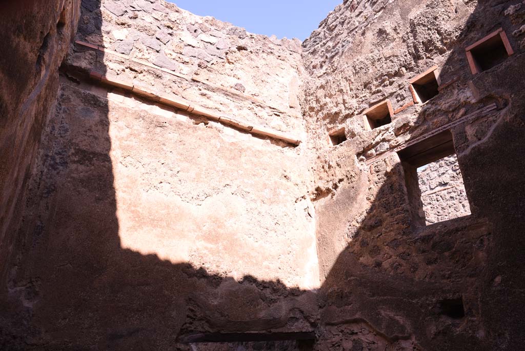 I.4.27 Pompeii. October 2019. Upper north wall, and east wall with window of rear room.
Foto Tobias Busen, ERC Grant 681269 DCOR.

