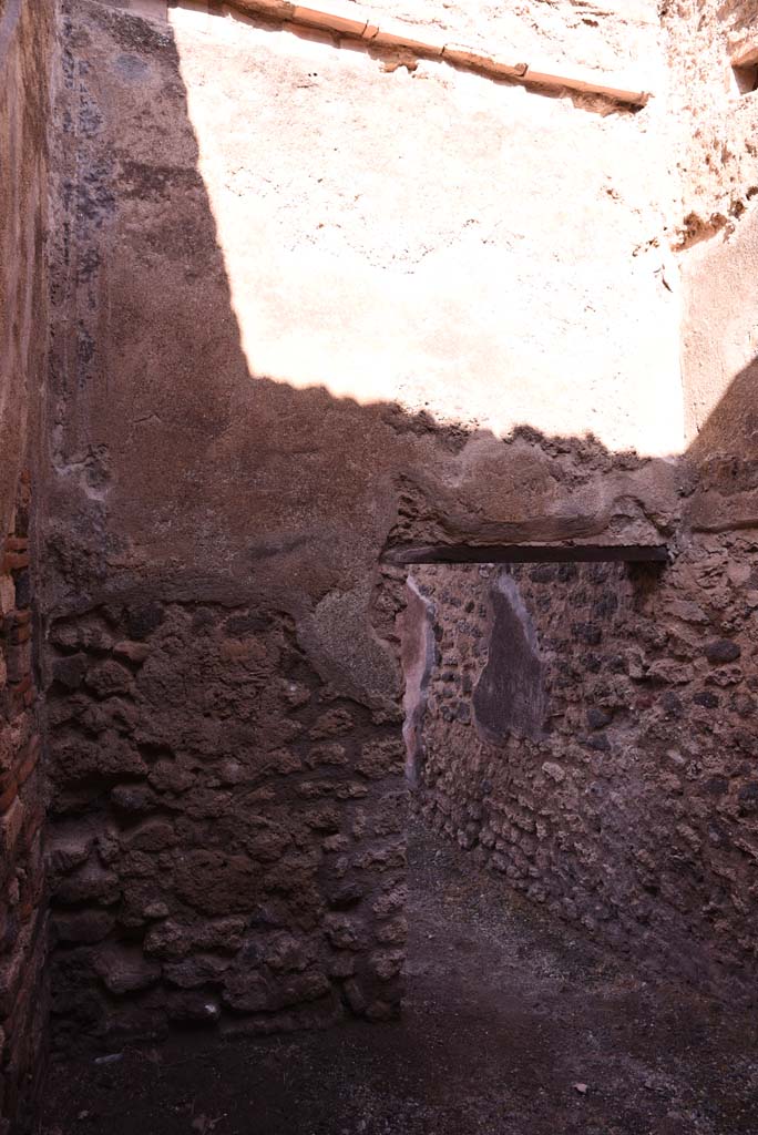 I.4.27 Pompeii. October 2019. North wall with doorway from rear room into bar or sales-room.
Foto Tobias Busen, ERC Grant 681269 DCOR.
