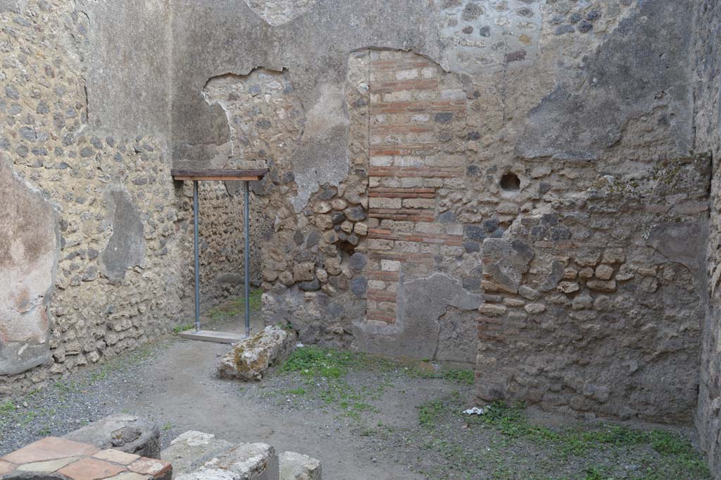 I.4.27 Pompeii. October 2017. Looking south-east across shop-room towards doorway to rear room, on left, and latrine, on right.
Foto Taylor Lauritsen, ERC Grant 681269 DCOR.


