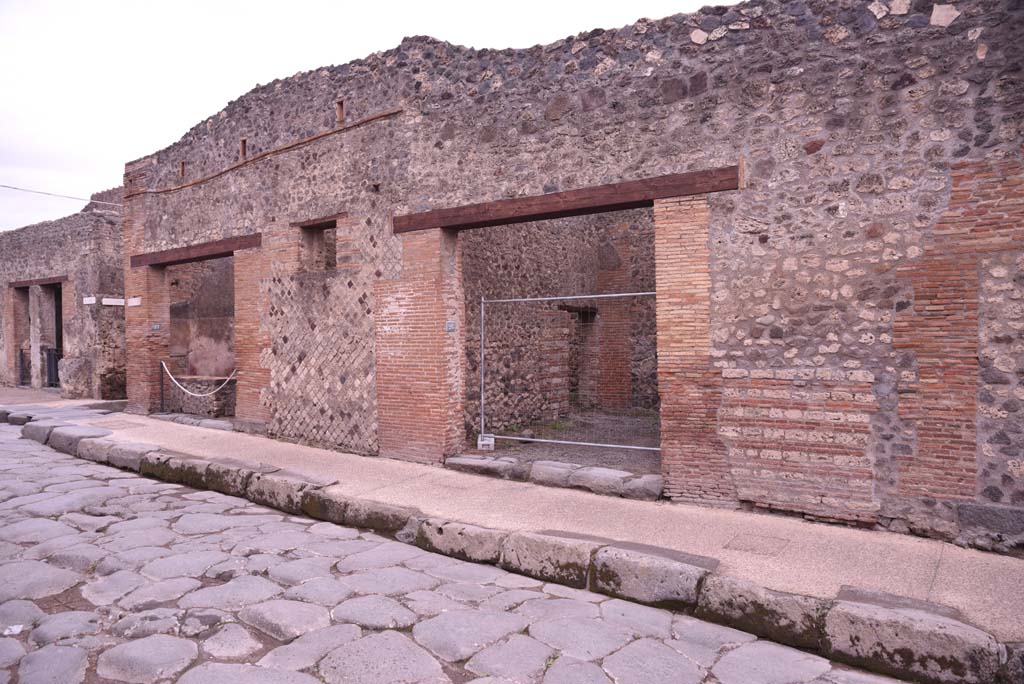 I.4.27, on left, and I.4.26, in centre, Pompeii. October 2019. Looking towards entrance doorways on Via dellAbbondanza.
Foto Tobias Busen, ERC Grant 681269 DCOR.
