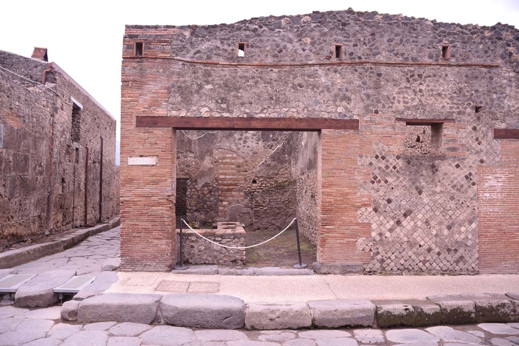 I.4.27 Pompeii. October 2019. Looking south towards entrance doorway, with Vicolo del Citarista, on left.
Foto Tobias Busen, ERC Grant 681269 DCOR.
