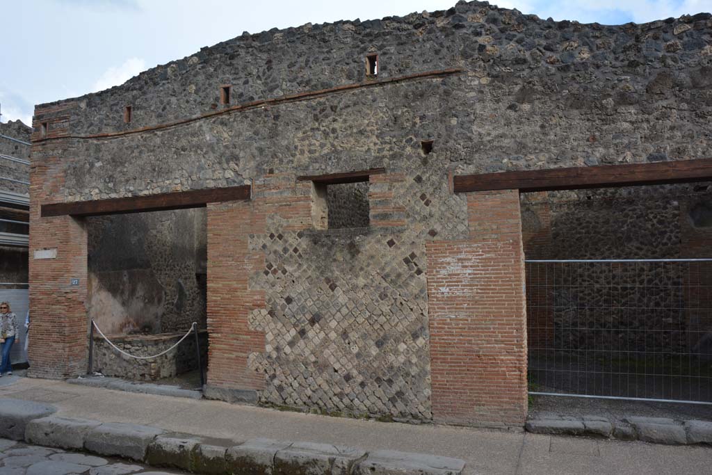 I.4.27, on left, Pompeii. May 2019. Looking south to entrance doorway, and front faade between I.4.26, on right.
Foto Tobias Busen, ERC Grant 681269 DCOR.

