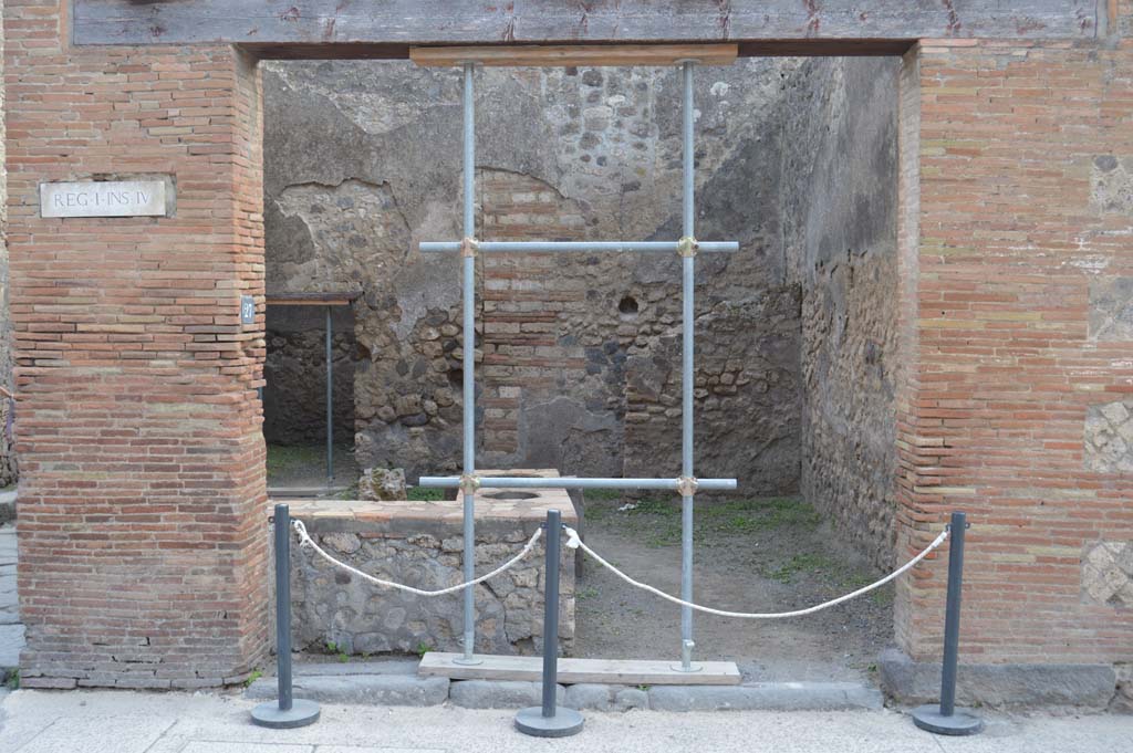 I.4.27 Pompeii. October 2017. Looking south through entrance doorway.
Foto Taylor Lauritsen, ERC Grant 681269 DCOR.
