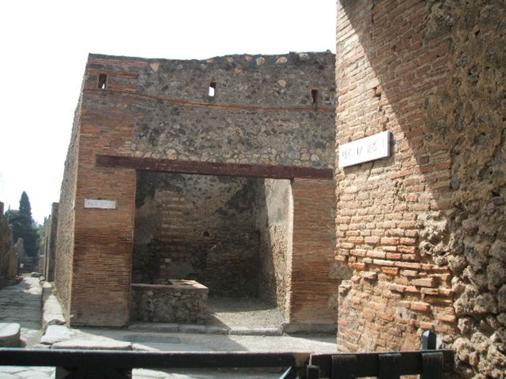 I.4.27 Pompeii. May 2005. 
Looking south from Vicolo di Tesmo, across Via dellAbbondanza, towards entrance doorway on west side of Vicolo del Citarista. 
