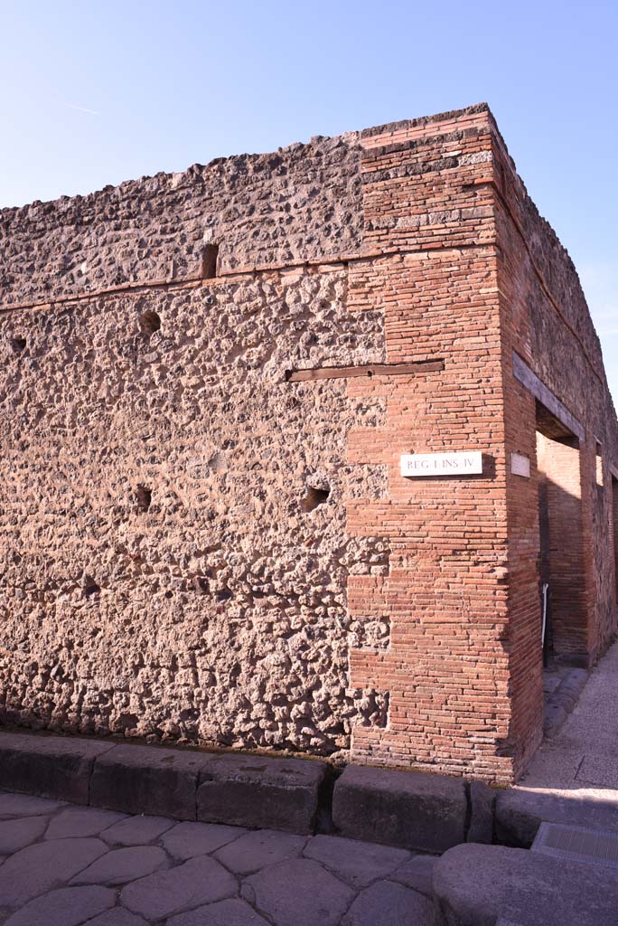 I.4.27, Pompeii. October 2019. 
Looking west towards side wall at north end of Vicolo del Citarista and junction with Via dellAbbondanza.
Foto Tobias Busen, ERC Grant 681269 DCOR.
