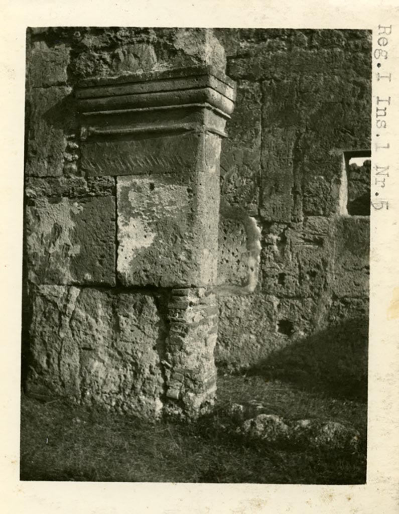 I.5.1 Pompeii, but shown as I.1.5 on photo. Pre-1937-39. Detail of left (east) side of entrance portico.
Photo courtesy of American Academy in Rome, Photographic Archive. Warsher collection no. 1201.

